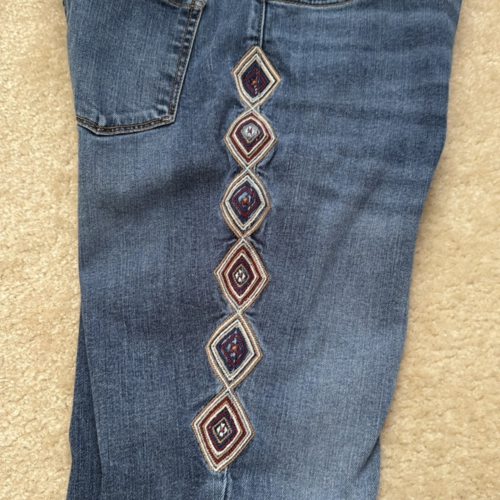 St. John's Bay Skinny Jeans w/ Decorative Embroidered Side Detail EUC Size 10 - Picture 3 of 5